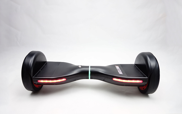 The electric hoverboard weighs only 6.8kg.With a simple aesthetic design, it could be carried wherever you go.